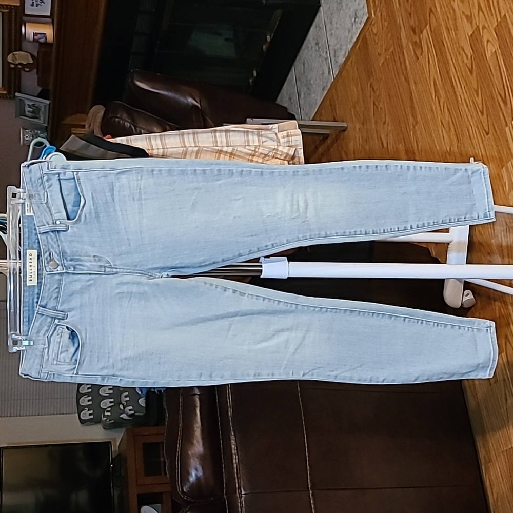 Bull Head Low Rise Skinniest Light Wash Light Distressed Size 28